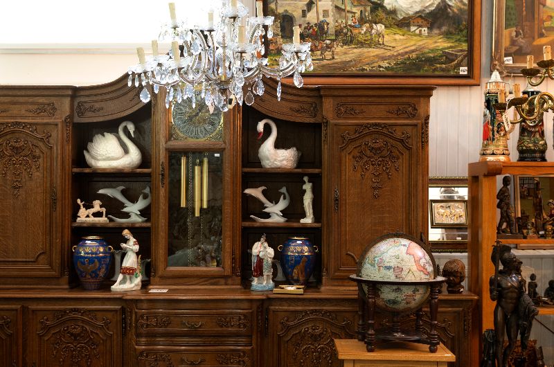 wie man eine antike Vitrine dekoriert