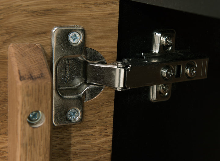 VESKOR Mozaik Holzmöbel aus Eiche, Esstische, Vitrinen, Sideboards im modernen, skandinavischen Design
