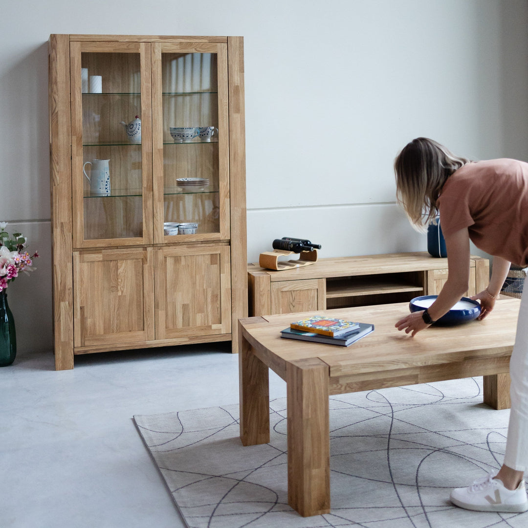 Wie man das Geschirr in die Vitrine stellt