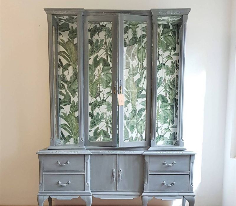 Wie man das Glas einer Vitrine abdeckt