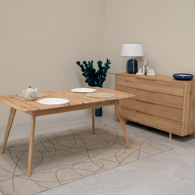 Wie man ein quadratisches Esszimmer einrichtet