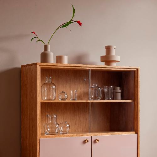 wie man eine Glasvitrine dekoriert