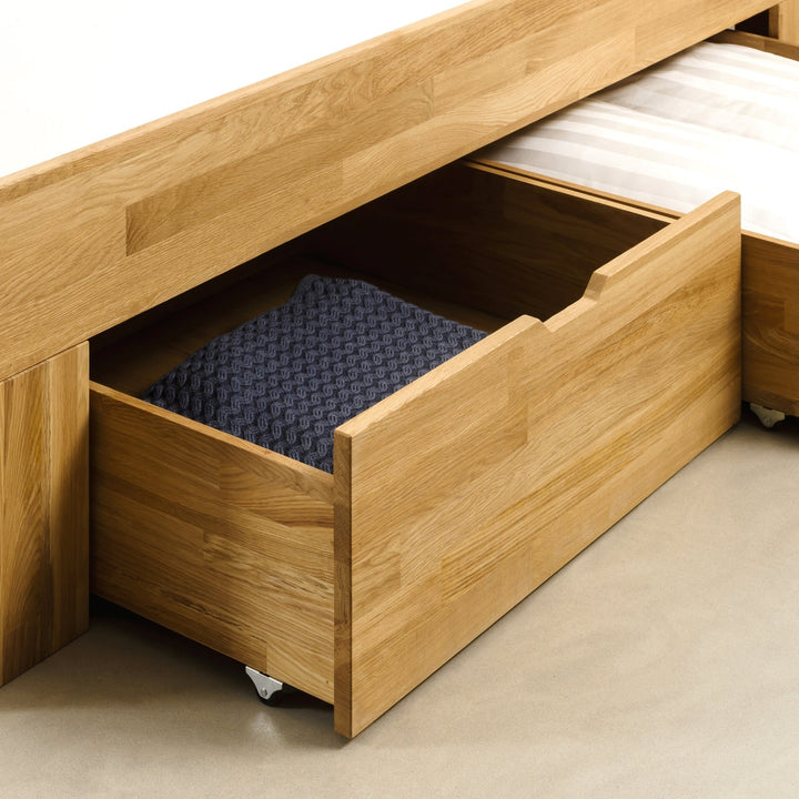 Bett aus massiver Eiche mit Stauraum UPPSALA | VESKOR