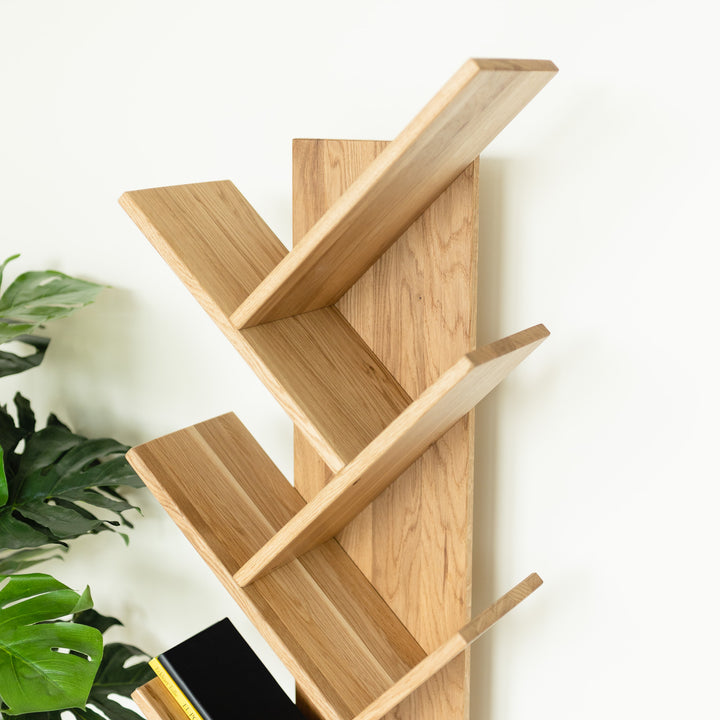 VESKOR Bücherregal aus Massivholz mit schrägen Einlegeböden Moderne nordische Möbel