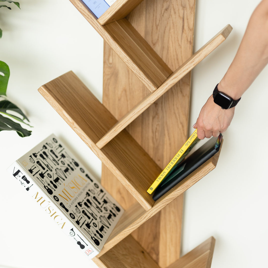 VESKOR Bücherregal aus Massivholz mit schrägen Einlegeböden Moderne nordische Möbel