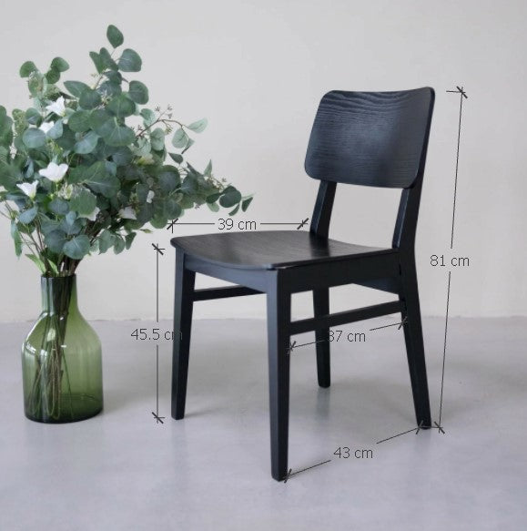 VESKOR Packung schwarzer massiver Eiche Esszimmerstühle aus der Dania-Kollektion Nordische Möbel mit einem modernen Design Mobel.Store