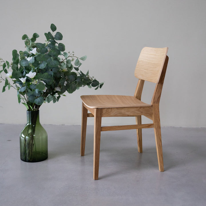 VESKOR Esstischstühle aus massiver Eiche aus der Dania Kollektion Nordische Möbel mit modernem Design Mobel.Store