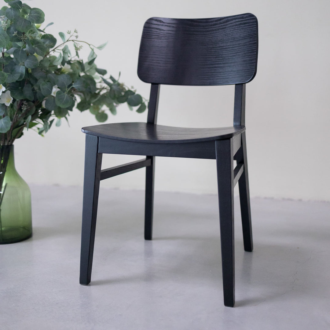 VESKOR Packung schwarzer massiver Eiche Esszimmerstühle aus der Dania-Kollektion Nordische Möbel mit einem modernen Design Mobel.Store