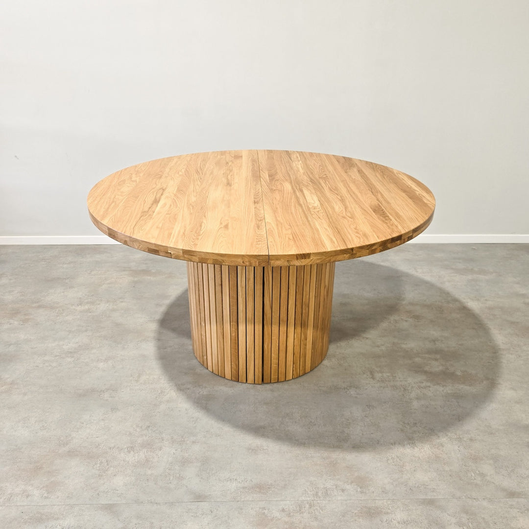 VESKOR Ausziehbarer runder Esstisch aus massiver Eiche ROMA 135-235 x 135 x 75 cm.