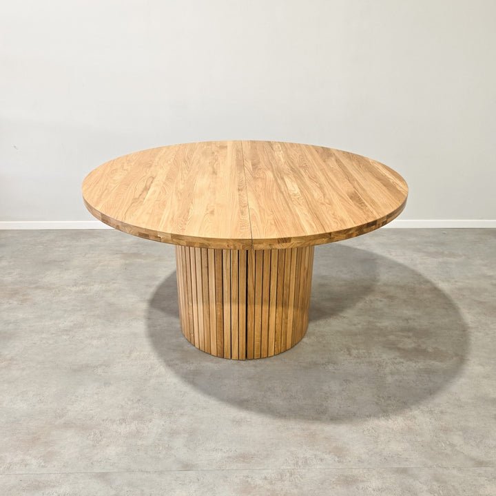 VESKOR Ausziehbarer runder Esstisch aus massiver Eiche ROMA 135-235 x 135 x 75 cm.