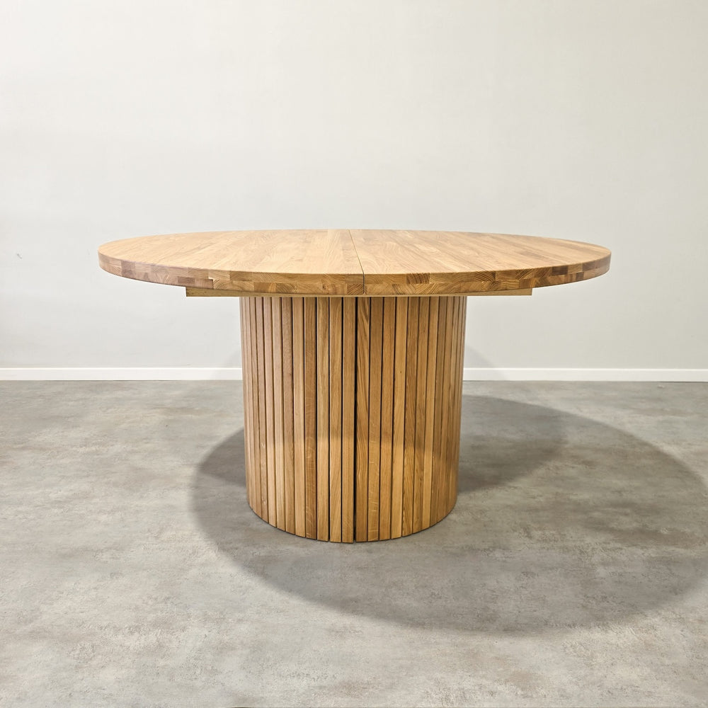 VESKOR Ausziehbarer runder Esstisch aus massiver Eiche ROMA 135-235 x 135 x 75 cm.