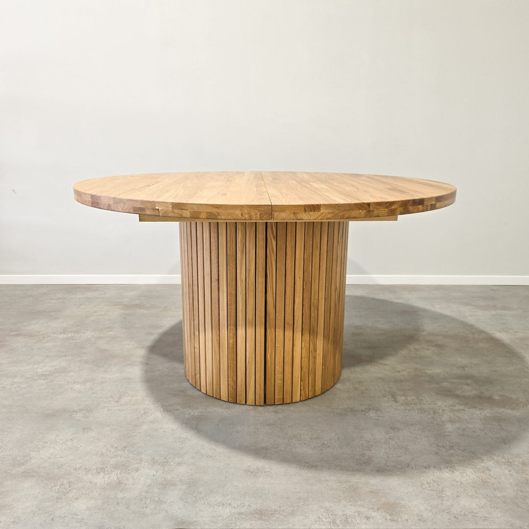 VESKOR Ausziehbarer runder Esstisch aus massiver Eiche ROMA 135-235 x 135 x 75 cm.
