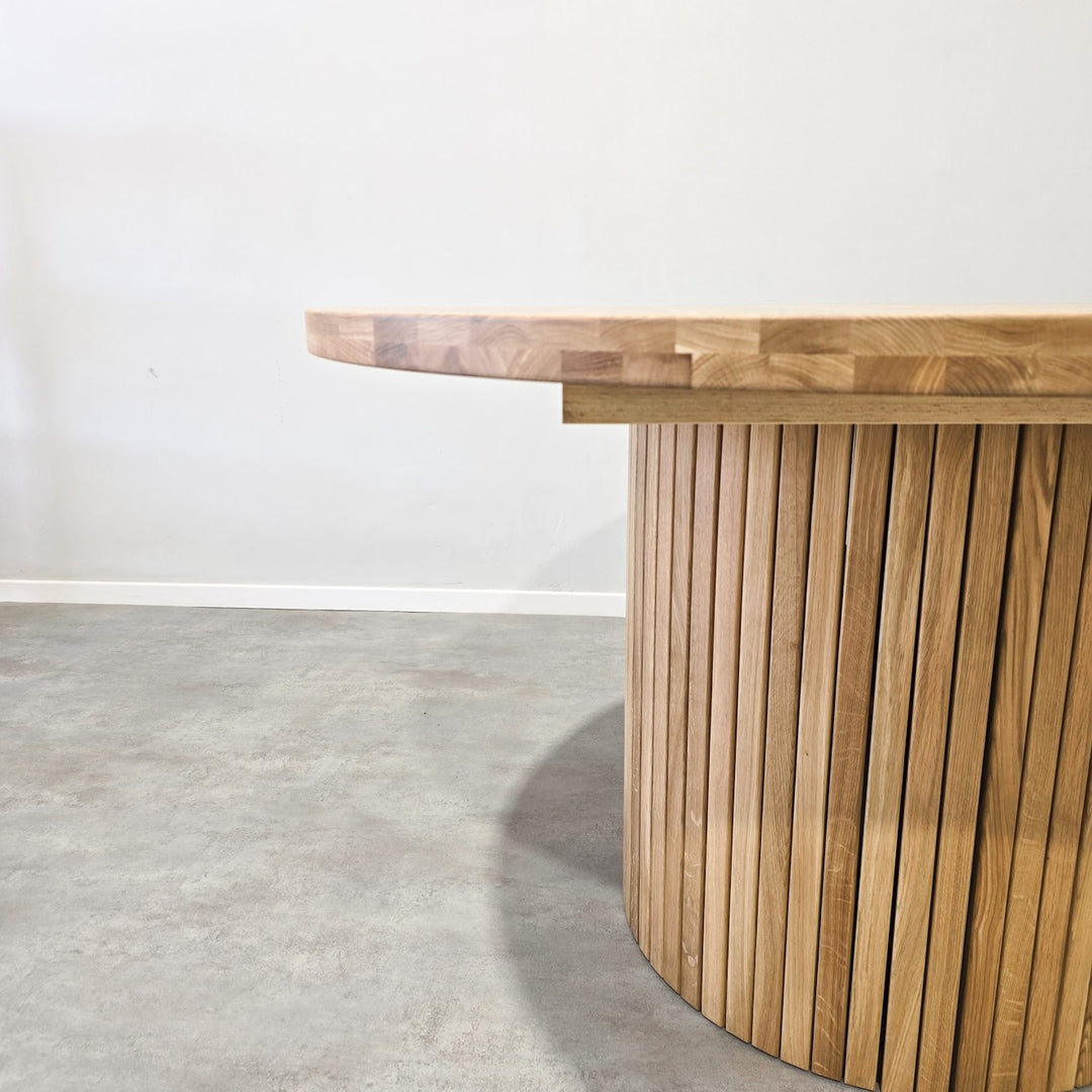VESKOR Ausziehbarer runder Esstisch aus massiver Eiche ROMA 135-235 x 135 x 75 cm.