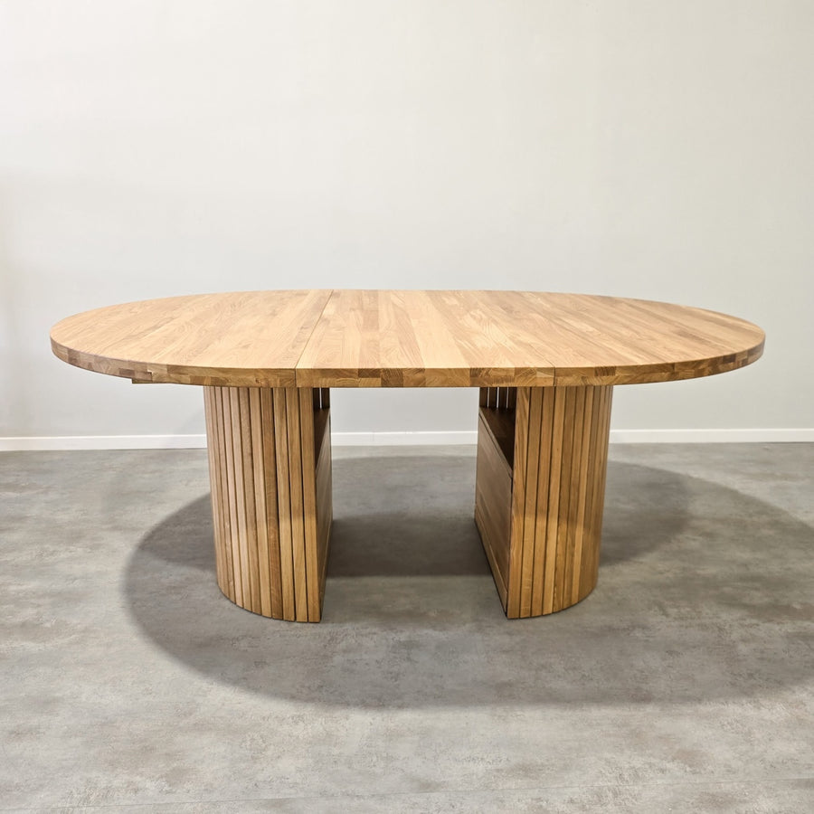 VESKOR Ausziehbarer runder Esstisch aus massiver Eiche ROMA 135-235 x 135 x 75 cm.