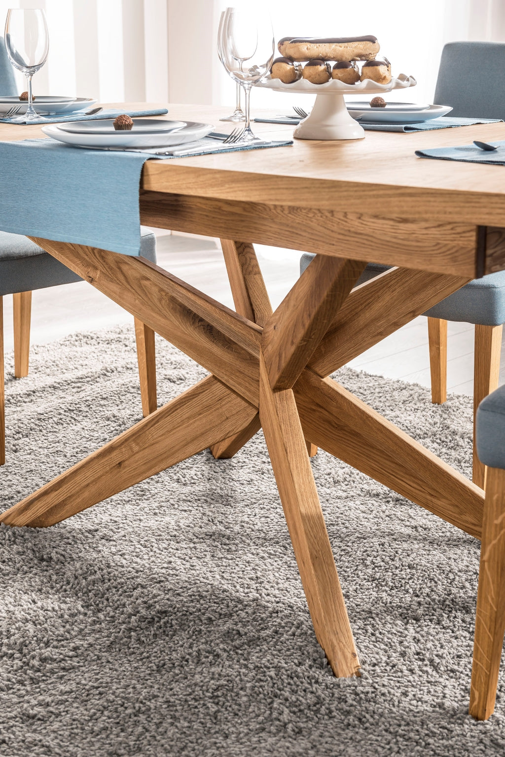 VESKOR Ausziehbarer Esstisch aus massiver Eiche der Kollektion Velle Nordische Möbel mit modernem Design